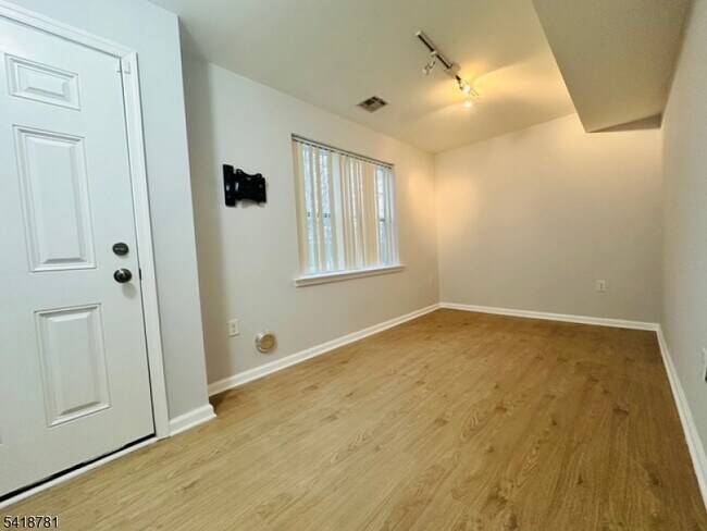 Photo - 33 Ronald Dr