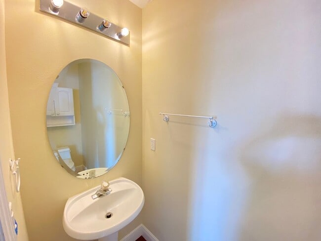 Photo - 600 Lakescape Ct