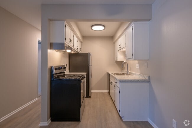 2BR, 1BA - 1,025SF - Kitchen - Biscayne Apartments