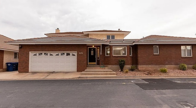 Building Photo - Large Townhome Located Downtown