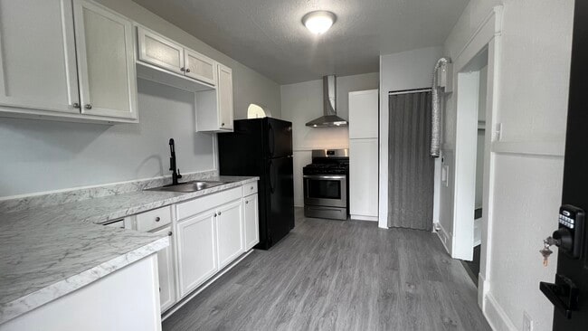 Building Photo - 1707 Holladay St Unit 7