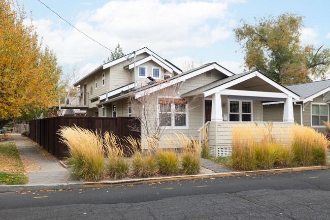 Building Photo - Remodeled & Charming 4 bed/3 bath w/ Yard ...