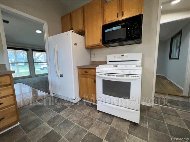 Photo - 32028 Maine St