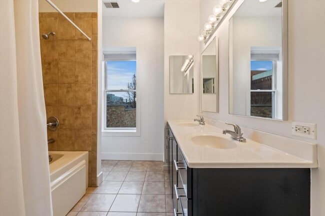 Photo - 3 bedroom in Chicago IL 60614 Unit B