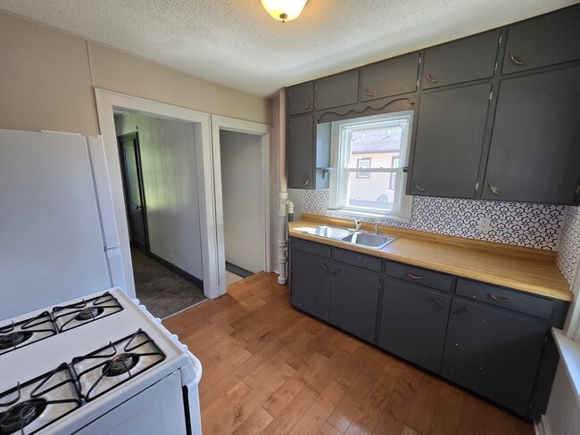 Building Photo - 403 Indiana St Rental