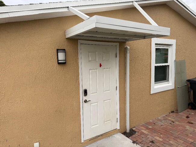 Building Photo - 816 Greenbriar Dr