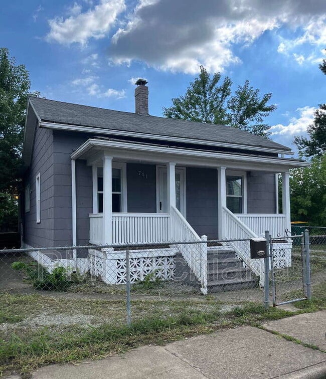 Building Photo - 711 W 5th St Rental