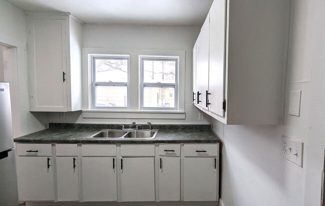 Photo - 2513 Howden St