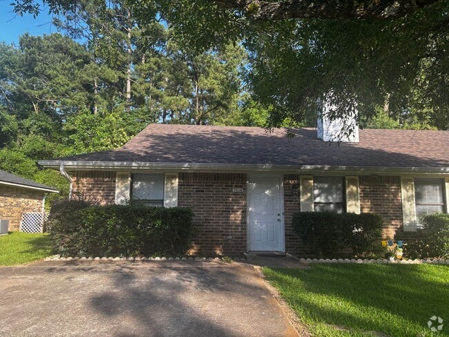 Building Photo - 2 bedroom 2 bath Rental