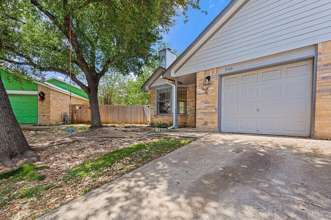 906 Oleander Ln