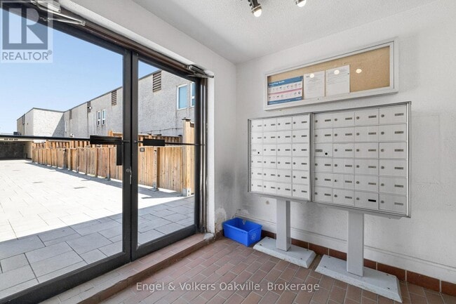 Photo - 184 Dundas St E
