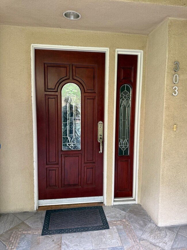 Building Photo - Beautiful Spacious 2 Bedroom/2 Bath Condo Unit 303