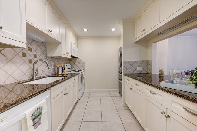 Photo - 2232 S Piney Point Rd Unit 110