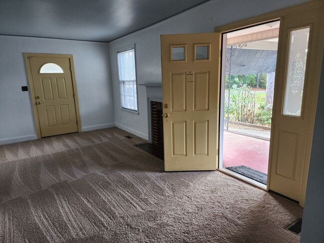 Building Photo - Renovated Home Just Off Washington Rd clos...