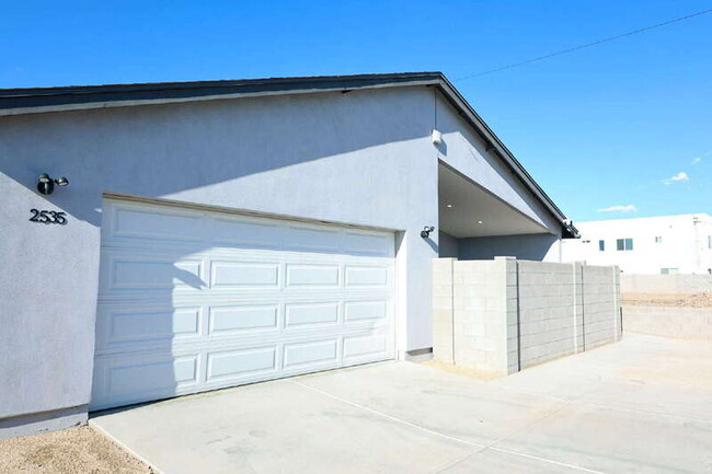 Building Photo - 2535 E Broadway Rd Rental