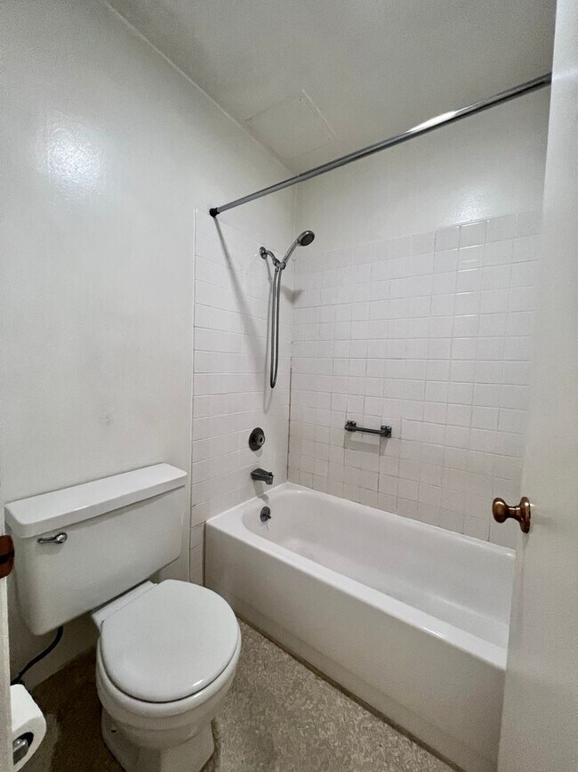 Photo - Cozy 1 bedroom on lush courtyard includes water / garbage & 1 parking spot. Unidad 205
