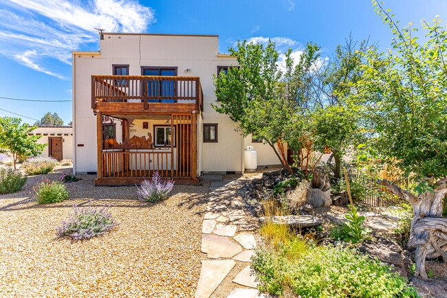 Photo - 4455 NE Vaughn Ave Unidad The Prancing Peacock