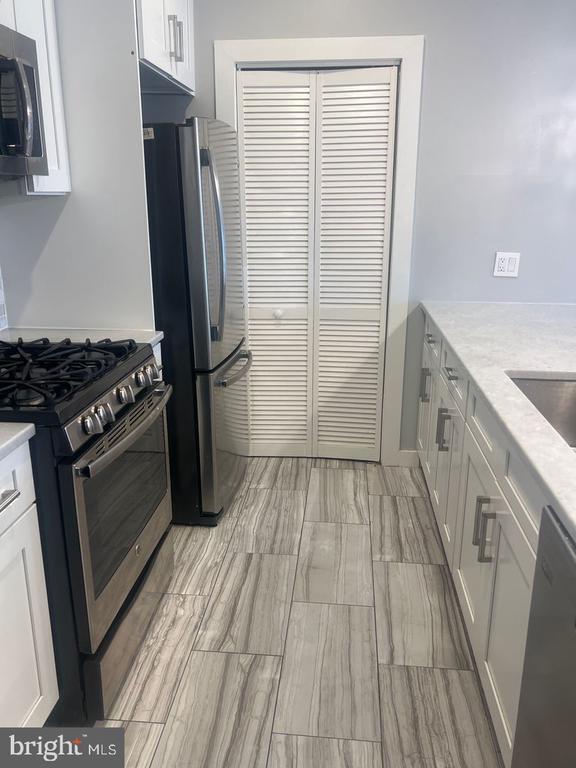Building Photo - 1220 19th St NE Unit 4A
