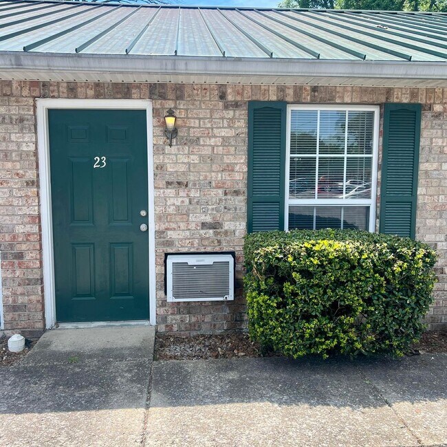Photo - 1BR 1BA Ground Level Apt., Free Water! - *No pets* Unidad C-23