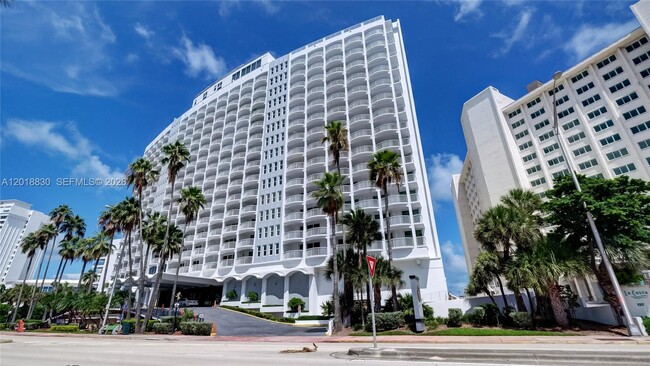 Building Photo - 5401 Collins Ave Unit 1126