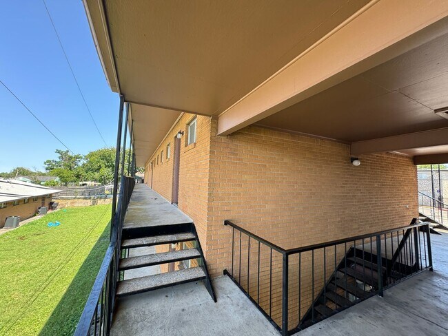 Photo - 805 W Hallmark Ave Unit F