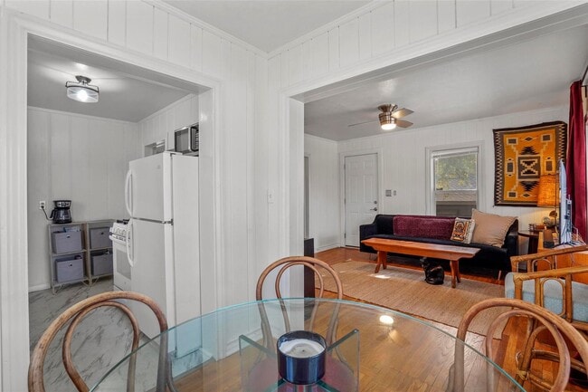 Photo - Apartment in Arlington Heights
