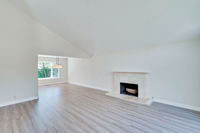 Photo - $8500-Mountain View 4 bedroom 3 baths in great neighborhood!
