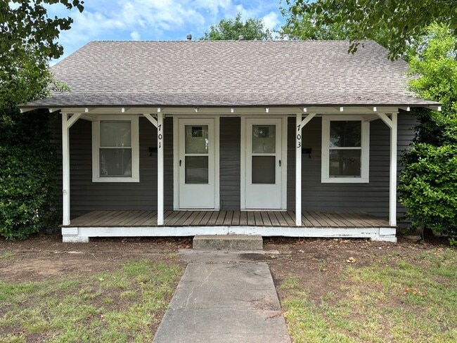 Building Photo - 2-Bedroom, 1-Bathroom Duplex with central heat and air