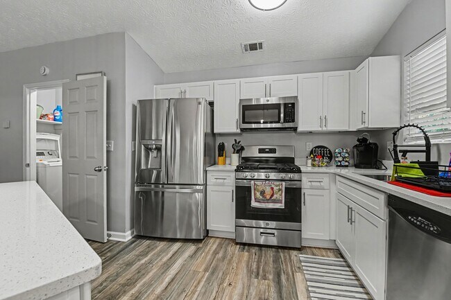 Photo - 1541 Clifton Downs Dr SE