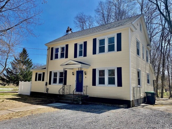 Building Photo - Large Fully Furnished Home, Must See!