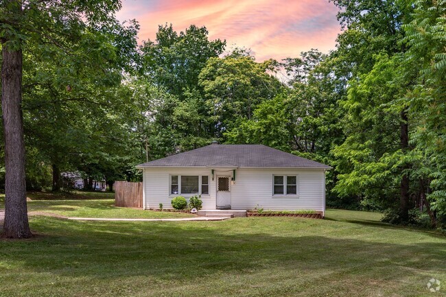 Building Photo - 2 Bedroom House in a Great Location