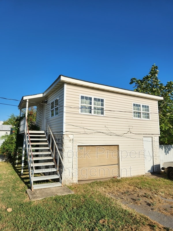 Building Photo - 700 1/2 W 16th Street (BILLS PAID- not including tv or wifi)