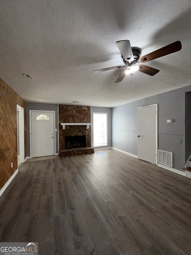 Photo - 1682 Charmeth Rd