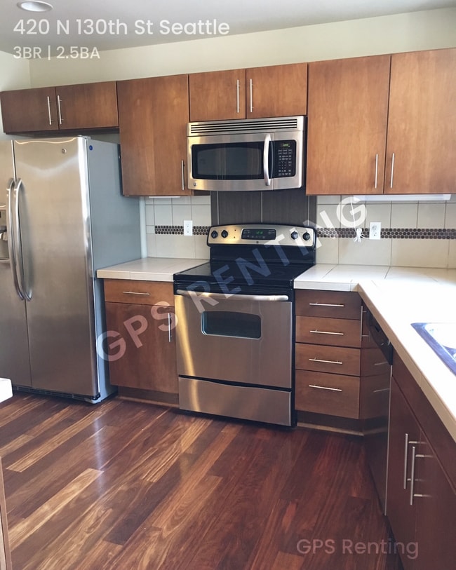 Photo - 420 N 130th St