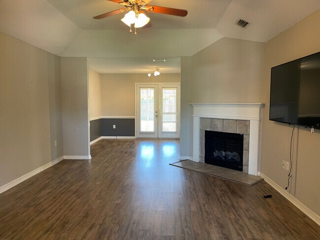 Photo - Spacious & Clean 3/2 in Sweet Gum Village ...