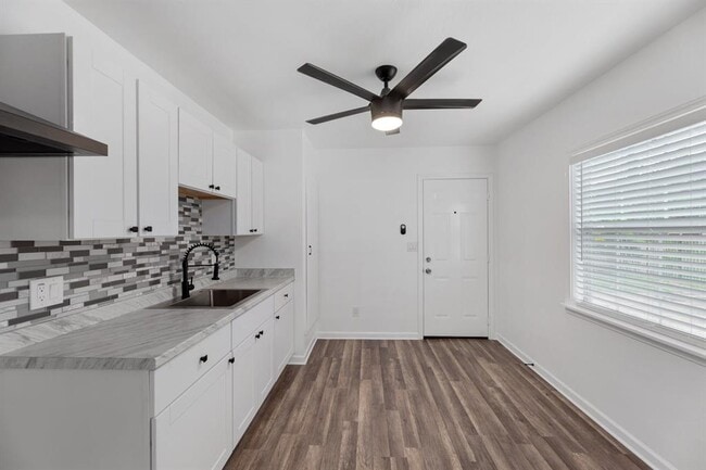 Photo - 404 Middle Ln