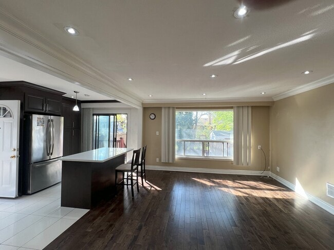Building Photo - 10 Burgby Av Unit 1