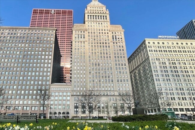 Building Photo - 310 S Michigan Ave Rental