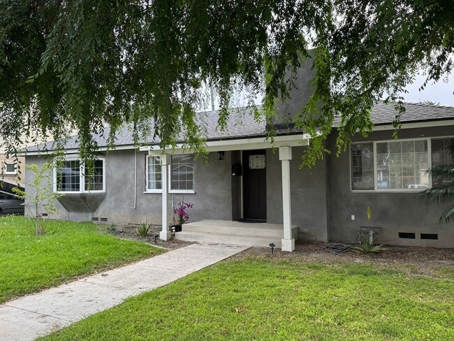 Photo - Beautiful 3 bedroom 2 bath Pool Home...  this one is a SHOW STOPPER