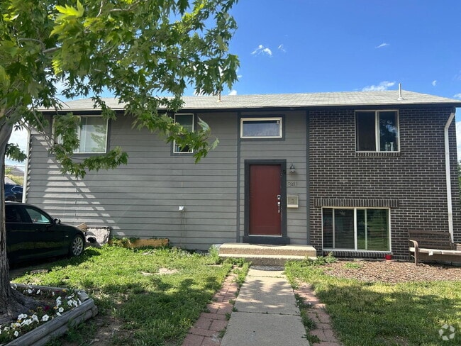 Building Photo - Spacious Bi-Level Home with In-Law Suite a...