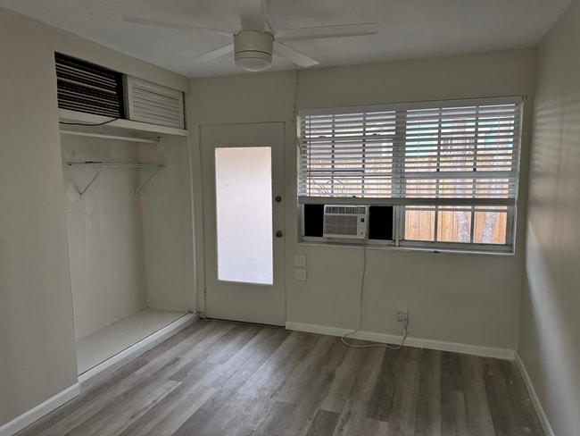 Building Photo - 217 SW 11th Ct Unit Studio