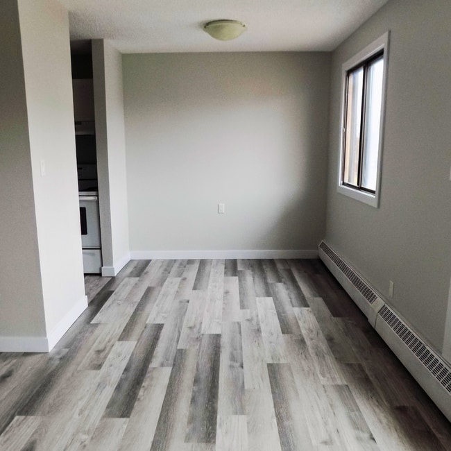 Photo - 8111-8196 96 St