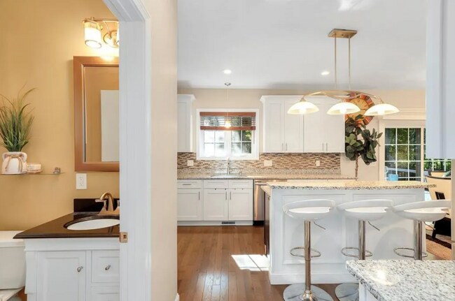 Photo - 22 Beacon St