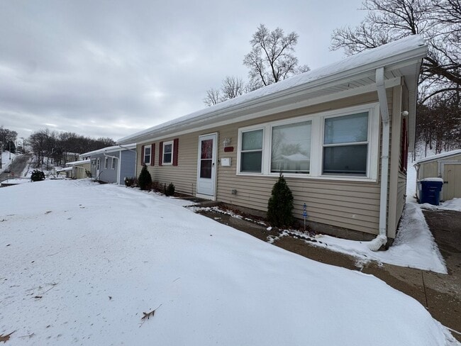 Building Photo - 3 bedroom 1 bath home in Davenport