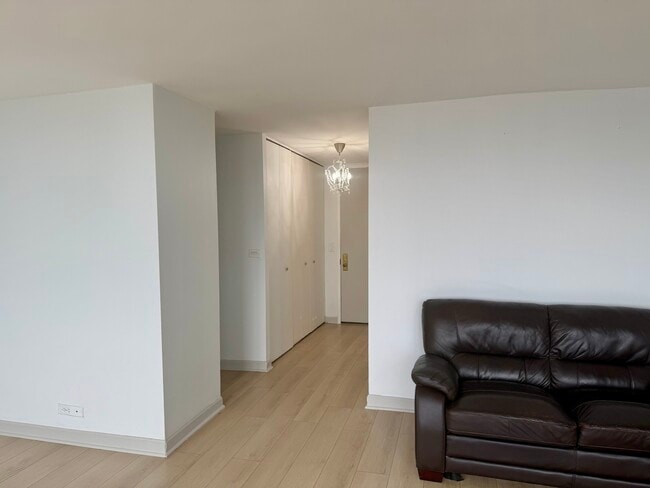 Photo - 655 W Irving Park Rd Unidad 4805