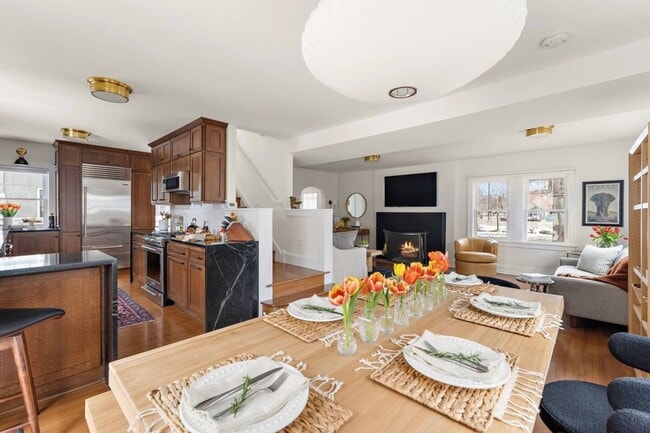 Fully Furnished Luxury Home – Just 3 Block... - Fully Furnished Luxury Home – Just 3 Block...