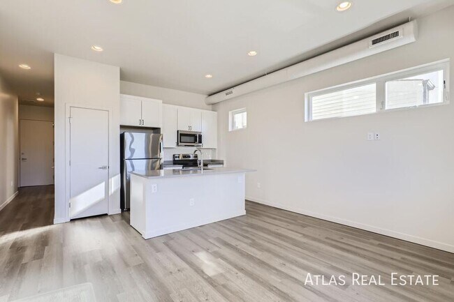 Building Photo - 3830 Olive St Unit 204