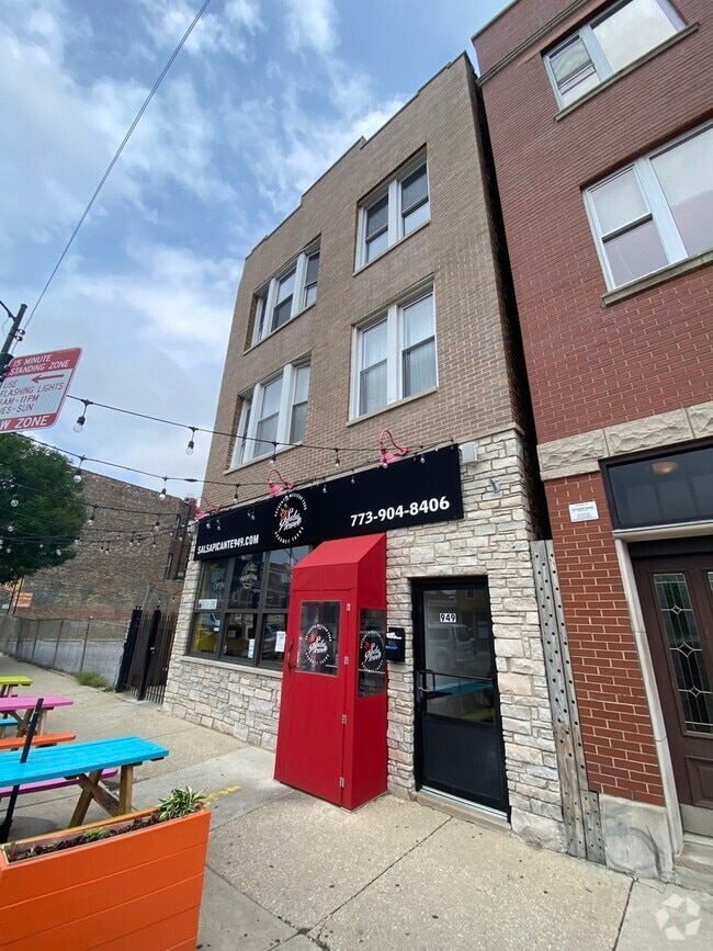 Building Photo - 949 N Western Ave Unit 2R Rental