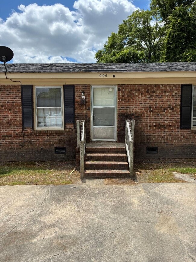 Photo - 904 Woodrow St S