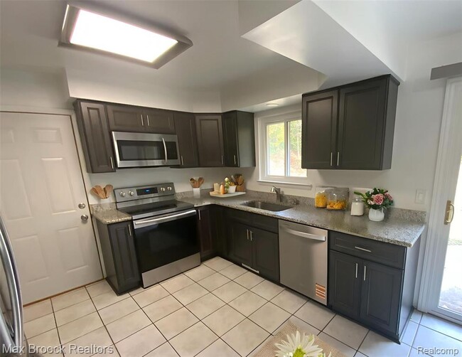 Photo - 5715 Sunnycrest Dr